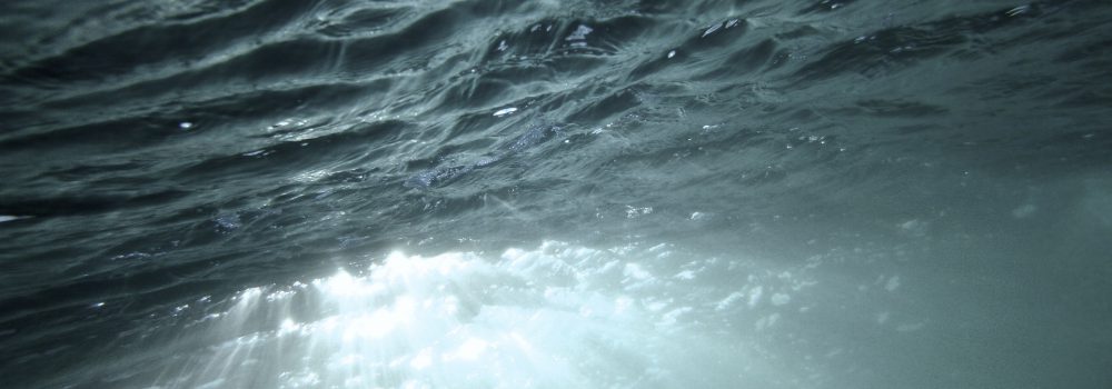 Coaching Unterwasser Meerbild, Sicht von unten nach oben zur Wasseroberfläche, einfallende Lichtstrahlen, symbolisiert Blick in die Tiefe um unbewusste Anteile sichtbar zu machen, bewusst werden zu lassen, nimmt Bedrohlichkeit des Unbekannten.