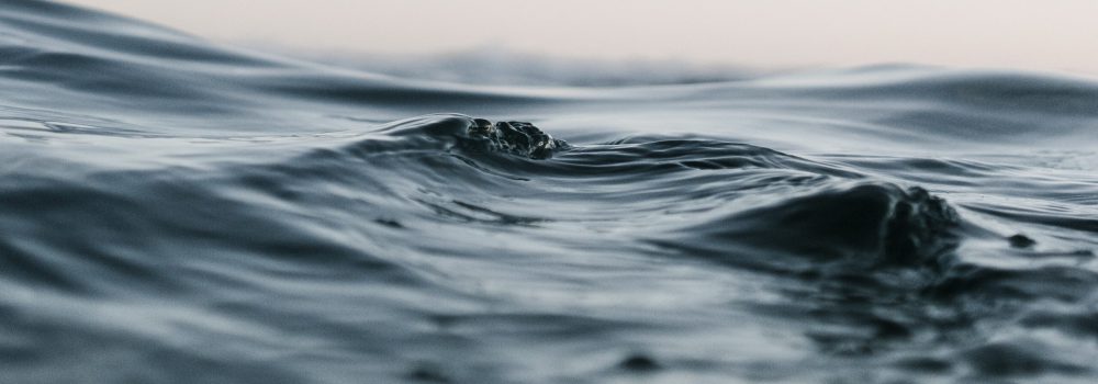 Nahaufnahme Wasseroberfläche vom Meer, leichte, sanfte Wellen, symbolisiert Abgrenzung, Beruhigung, Ausgeglichenheit, Empathie, inneres Gleichgewicht